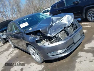 2013 Volkswagen Passat SE z VIN 1VWBN7A3XDC113600, wystawiony jako IAAI lot #41826962 z przebiegiem 121 188 mil mil oraz . Historia ofert i sprzedaży dostępna na DreamBid. Obrazek 1.