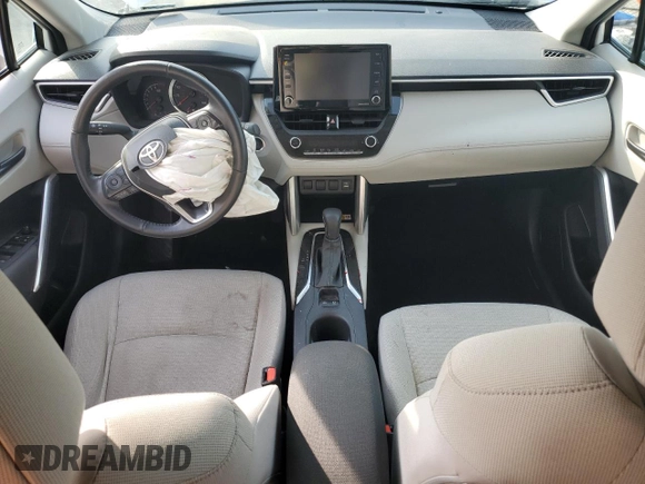 2022 Toyota Corolla Cross LE z VIN 7MUCAAAG0NV034364, wystawiony jako Copart lot #54845725 z przebiegiem 28 200 mil mil oraz Szkody całkowita. Historia ofert i sprzedaży dostępna na DreamBid. Obrazek 8.