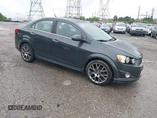 2014 Chevrolet Sonic Premier z VIN 1G1JF5SB2E4229027, wystawiony jako IAAI lot #42242346 z przebiegiem 130 668 mil mil oraz . Historia ofert i sprzedaży dostępna na DreamBid. Obrazek 1.