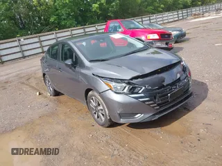 2024 Nissan Versa S z VIN 3N1CN8DV2RL903207, wystawiony jako IAAI lot #42240658 z przebiegiem 8 073 mil mil oraz . Historia ofert i sprzedaży dostępna na DreamBid. Obrazek 1.