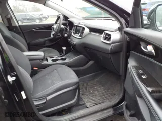 2019 Kia Sorento L with VIN 5XYPG4A31KG585811, listed as a IAAI auction lot 41531134 with 141,656 mi miles. Bid and sale history available at carsss.com. Image 5.