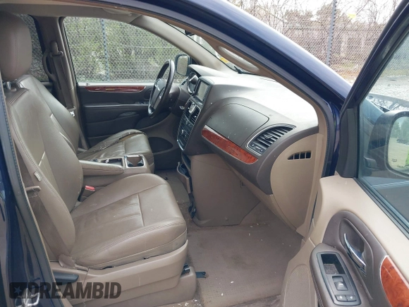 2013 Chrysler Town & Country Touring with VIN 2C4RC1BG2DR598182, listed as a IAAI auction lot 42026752 with 228,792 mi miles. Bid and sale history available at carsss.com. Image 5.