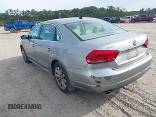 2013 Volkswagen Passat SEL Premium z VIN 1VWCP7A39DC045689, wystawiony jako IAAI lot #41903244 z przebiegiem 199 385 mil mil oraz . Historia ofert i sprzedaży dostępna na DreamBid. Obrazek 3.