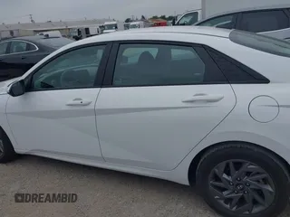 2024 Hyundai Elantra SEL z VIN KMHLM4DG2RU648103, wystawiony jako IAAI lot #42324953 z przebiegiem 32 625 mil mil oraz . Historia ofert i sprzedaży dostępna na DreamBid. Obrazek 14.
