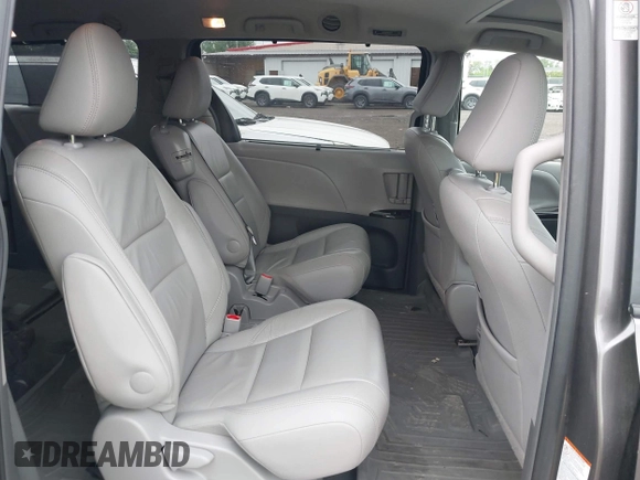 2016 Toyota Sienna XLE z VIN 5TDYK3DC3GS714599, wystawiony jako IAAI lot #42240471 z przebiegiem 135 746 mil mil oraz . Historia ofert i sprzedaży dostępna na DreamBid. Obrazek 8.