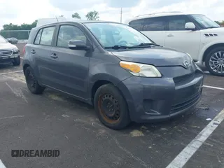 2008 Scion xD z VIN JTKKU10428J011067, wystawiony jako IAAI lot #42446318 z przebiegiem 148 088 mil mil oraz . Historia ofert i sprzedaży dostępna na DreamBid. Obrazek 1.