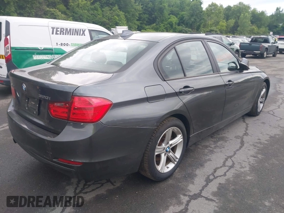 2015 BMW 3 Series 320i xDrive z VIN WBA3C3C56FK200968, wystawiony jako IAAI lot #42597719 z przebiegiem 160 922 mil mil oraz . Historia ofert i sprzedaży dostępna na DreamBid. Obrazek 4.