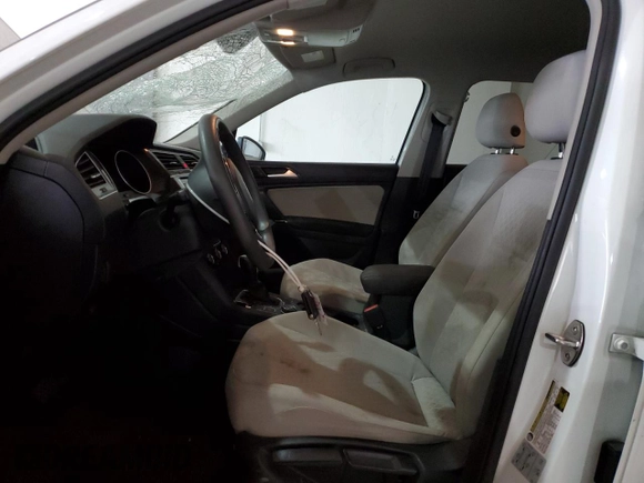 2018 Volkswagen Tiguan S z VIN 3VV0B7AXXJM010176, wystawiony jako Copart lot #51100185 z przebiegiem 84 032 mil mil oraz Szkoda całkowita • Salvage title. Historia ofert i sprzedaży dostępna na DreamBid. Obrazek 7.