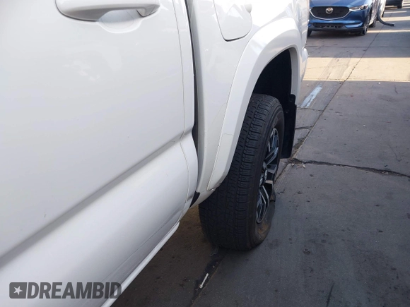 2023 Toyota Tacoma SR5 z VIN 3TMAZ5CNXPM208862, wystawiony jako IAAI lot #42206860 z przebiegiem 11 354 mil mil oraz . Historia ofert i sprzedaży dostępna na DreamBid. Obrazek 6.