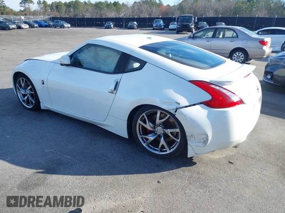 2013 Nissan 370Z z VIN JN1AZ4EH4DM380820, wystawiony jako IAAI lot #41547638 z przebiegiem 118 222 mil mil oraz . Historia ofert i sprzedaży dostępna na DreamBid. Obrazek 3.