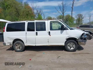 2005 Chevrolet Express Passenger z VIN 1GAHG35U051181753, wystawiony jako IAAI lot #42074333 z przebiegiem 335 090 mil mil oraz . Historia ofert i sprzedaży dostępna na DreamBid. Obrazek 13.