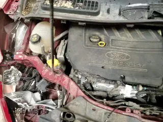 2018 Ford Escape SE z VIN 1FMCU9GDXJUA57472, wystawiony jako Copart lot #71843755 z przebiegiem 95 601 mil mil oraz Szkoda całkowita • Salvage title. Historia ofert i sprzedaży dostępna na DreamBid. Obrazek 16.