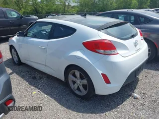 2015 Hyundai Veloster z VIN KMHTC6AD8FU228494, wystawiony jako IAAI lot #42231797 z przebiegiem 111 141 mil mil oraz . Historia ofert i sprzedaży dostępna na DreamBid. Obrazek 3.