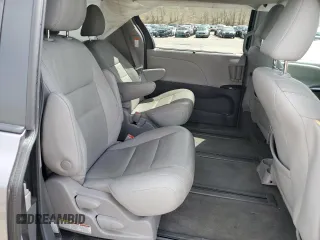 2018 Toyota Sienna XLE z VIN 5TDDZ3DC7JS193517, wystawiony jako Copart lot #53565945 z przebiegiem 111 498 mil mil oraz Szkoda całkowita • Salvage title. Historia ofert i sprzedaży dostępna na DreamBid. Obrazek 11.
