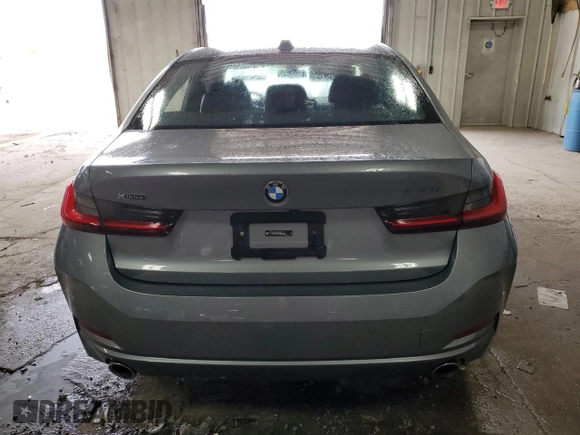 2024 BMW 3 Series 330i xDrive z VIN 3MW89FF03R8E39440, wystawiony jako Copart lot #58980965 z przebiegiem 32 699 mil mil oraz Czysty tytuł • Clean title. Historia ofert i sprzedaży dostępna na DreamBid. Obrazek 6.