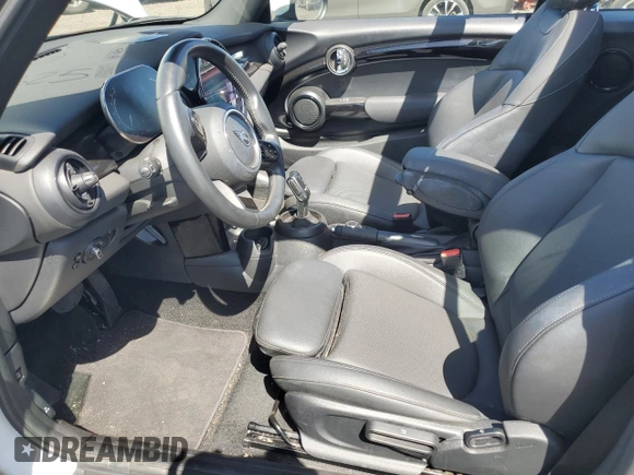 2024 MINI Convertible Cooper S z VIN WMW43DL08R3S00631, wystawiony jako Copart lot #49013325 z przebiegiem 13 760 mil mil oraz Czysty tytuł • Clean title. Historia ofert i sprzedaży dostępna na DreamBid. Obrazek 7.