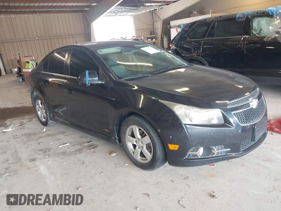 2014 Chevrolet Cruze 1LT z VIN 1G1PC5SB3E7429464, wystawiony jako IAAI lot #42395452 z przebiegiem 159 877 mil mil oraz . Historia ofert i sprzedaży dostępna na DreamBid. Obrazek 1.