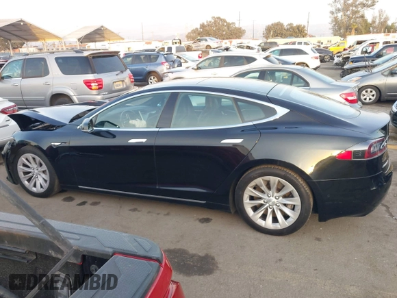 2016 Tesla Model S 90D z VIN 5YJSA1E26GF156108, wystawiony jako IAAI lot #41453148 z przebiegiem 74 717 mil mil oraz . Historia ofert i sprzedaży dostępna na DreamBid. Obrazek 15.