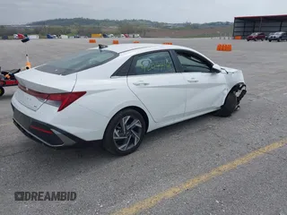 2025 Hyundai Elantra Limited z VIN KMHLN4DJ5SU134793, wystawiony jako IAAI lot #42044140 z przebiegiem 808 mil mil oraz . Historia ofert i sprzedaży dostępna na DreamBid. Obrazek 4.