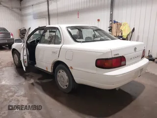 1995 Toyota Camry LE z VIN JT2SK12E8S0299203, wystawiony jako IAAI lot #39607993 z przebiegiem 193 374 mil mil oraz . Historia ofert i sprzedaży dostępna na DreamBid. Obrazek 3.