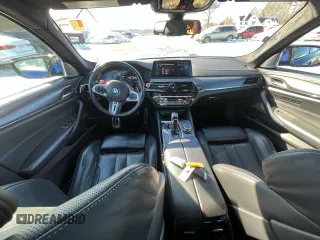 2019 BMW M5 z VIN WBSJF0C55KB447658, wystawiony jako Copart lot #46327825 z przebiegiem 90 216 mil mil oraz Czysty tytuł • Clean title. Historia ofert i sprzedaży dostępna na DreamBid. Obrazek 9.