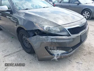 2013 Kia Optima EX z VIN 5XXGN4A77DG251606, wystawiony jako IAAI lot #42377401 z przebiegiem 135 067 mil mil oraz . Historia ofert i sprzedaży dostępna na DreamBid. Obrazek 6.