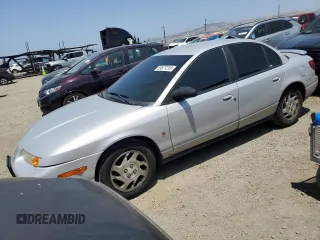 2000 Saturn SL z VIN 1G8ZK5273YZ237656, wystawiony jako Copart lot #59577215 z przebiegiem 141 354 mil mil oraz Czysty tytuł • Clean title. Historia ofert i sprzedaży dostępna na DreamBid. Obrazek 1.