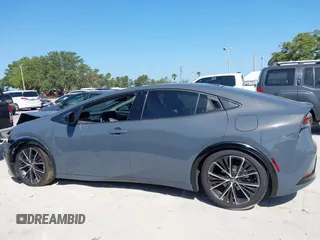 2024 Toyota Prius LE z VIN JTDACAAU4R3023781, wystawiony jako IAAI lot #42114520 z przebiegiem 20 884 mil mil oraz . Historia ofert i sprzedaży dostępna na DreamBid. Obrazek 14.
