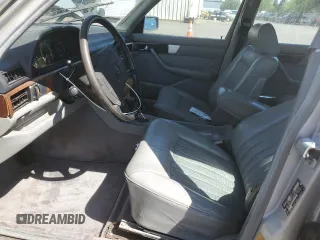 1986 Mercedes-Benz 560 z VIN WDBCA39D0GA245644, wystawiony jako Copart lot #56563485 z przebiegiem 231 797 mil mil oraz Tytuł czysty. Historia ofert i sprzedaży dostępna na DreamBid. Obrazek 7.
