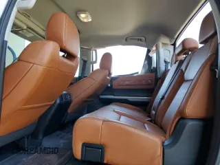 2021 Toyota Tundra Platinum z VIN 5TFAY5F14MX963197, wystawiony jako Copart lot #56002725 z przebiegiem 84 941 mil mil oraz Szkoda całkowita • Salvage title. Historia ofert i sprzedaży dostępna na DreamBid. Obrazek 10.