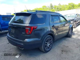 2018 Ford Explorer Sport z VIN 1FM5K8GT9JGC59377, wystawiony jako IAAI lot #42233498 z przebiegiem 103 479 mil mil oraz . Historia ofert i sprzedaży dostępna na DreamBid. Obrazek 4.