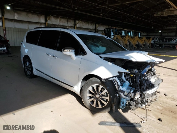 2020 Chrysler Pacifica Hybrid Limited with VIN 2C4RC1N77LR190433, listed as a Copart auction lot 49500015 with 32,628 mi miles and Salvage Title. Bid and sale history available at carsss.com. Image 4.