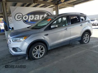 2018 Ford Escape SE z VIN 1FMCU9GD1JUB84899, wystawiony jako Copart lot #56556305 z przebiegiem 111 351 mil mil oraz Czysty tytuł • Clean title. Historia ofert i sprzedaży dostępna na DreamBid. Obrazek 1.