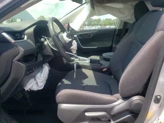2023 Toyota RAV4 LE z VIN JTMF1RFVXPD101693, wystawiony jako Copart lot #55443945 z przebiegiem 33 878 mil mil oraz Szkoda całkowita • Salvage title. Historia ofert i sprzedaży dostępna na DreamBid. Obrazek 7.