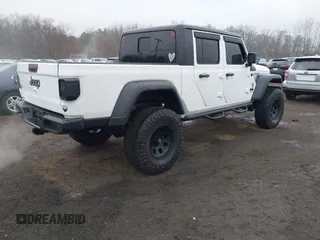 2020 Jeep Gladiator Sport S z VIN 1C6HJTAG0LL129461, wystawiony jako IAAI lot #41464713 z przebiegiem 66 625 mil mil oraz . Historia ofert i sprzedaży dostępna na DreamBid. Obrazek 4.