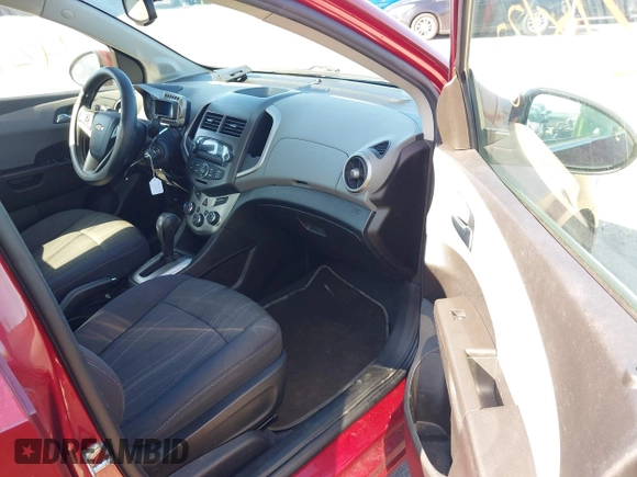 2014 Chevrolet Sonic LT z VIN 1G1JC5SH8E4153469, wystawiony jako IAAI lot #42181776 z przebiegiem 80 435 mil mil oraz . Historia ofert i sprzedaży dostępna na DreamBid. Obrazek 5.