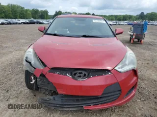 2013 Hyundai Veloster w/Black Int z VIN KMHTC6AD5DU173242, wystawiony jako Copart lot #54733125 z przebiegiem 157 766 mil mil oraz Czysty tytuł • Clean title. Historia ofert i sprzedaży dostępna na DreamBid. Obrazek 5.