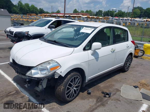 2010 Nissan Versa SL z VIN 3N1BC1CP3AL445757, wystawiony jako IAAI lot #42663321 z przebiegiem 186 076 mil mil oraz . Historia ofert i sprzedaży dostępna na DreamBid. Obrazek 18.