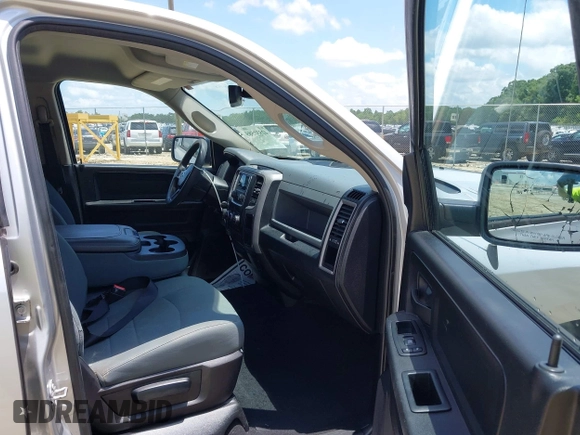 2018 Ram 1500 Express z VIN 3C6RR6KG4JG252350, wystawiony jako IAAI lot #42537585 z przebiegiem 202 104 mil mil oraz . Historia ofert i sprzedaży dostępna na DreamBid. Obrazek 5.