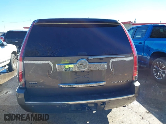 2011 Cadillac Escalade ESV Platinum Edition z VIN 1GYS4KEFXBR253776, wystawiony jako IAAI lot #41292093 z przebiegiem 290 220 mil mil oraz . Historia ofert i sprzedaży dostępna na DreamBid. Obrazek 16.