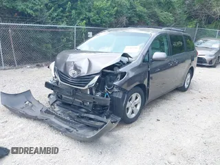 2011 Toyota Sienna LE AAS z VIN 5TDKK3DC1BS045280, wystawiony jako IAAI lot #42389241 z przebiegiem 165 653 mil mil oraz . Historia ofert i sprzedaży dostępna na DreamBid. Obrazek 2.