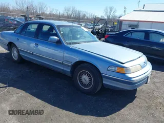 1992 Ford Crown Victoria z VIN 2FACP74W0NX123893, wystawiony jako IAAI lot #41830042 z przebiegiem 99 047 mil mil oraz . Historia ofert i sprzedaży dostępna na DreamBid. Obrazek 1.