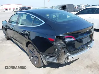 2020 Tesla Model 3 Standard Range Plus z VIN 5YJ3E1EA3LF611152, wystawiony jako IAAI lot #42256503 z przebiegiem 78 633 mil mil oraz . Historia ofert i sprzedaży dostępna na DreamBid. Obrazek 3.