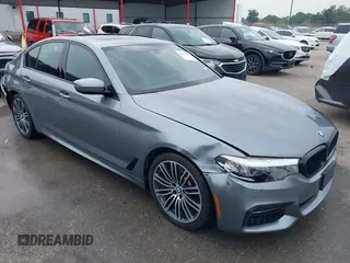 2018 BMW 5 Series 540i z VIN WBAJE5C55JWA97785, wystawiony jako IAAI lot #42277279 z przebiegiem 56 860 mil mil oraz . Historia ofert i sprzedaży dostępna na DreamBid. Obrazek 1.
