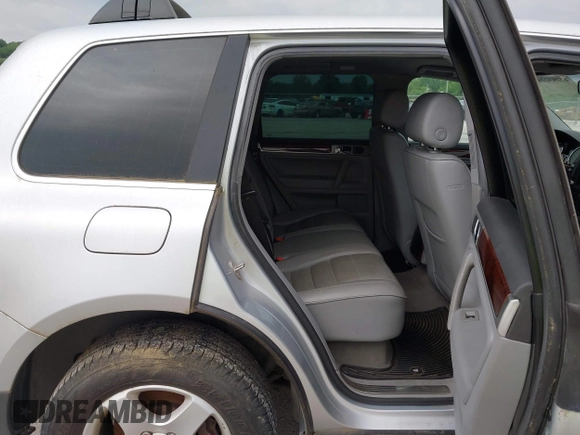2007 Volkswagen Touareg V6 z VIN WVGZE77L57D001046, wystawiony jako IAAI lot #42283224 z przebiegiem 243 861 mil mil oraz . Historia ofert i sprzedaży dostępna na DreamBid. Obrazek 8.