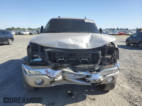 2005 GMC Sierra 2500HD SLE z VIN 1GTHK23205F973907, wystawiony jako Copart lot #57699575 z przebiegiem 229 412 mil mil oraz Szkoda całkowita • Salvage title. Historia ofert i sprzedaży dostępna na DreamBid. Obrazek 5.