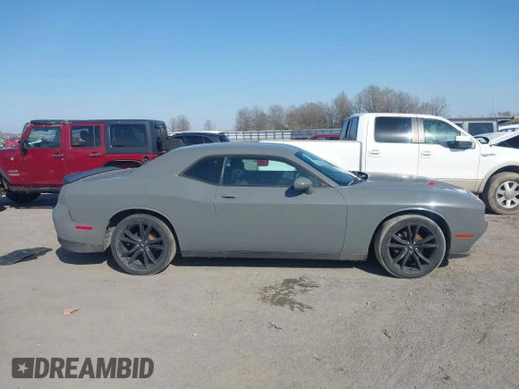 2017 Dodge Challenger SXT z VIN 2C3CDZAG6HH519129, wystawiony jako IAAI lot #41771993 z przebiegiem 56 676 mil mil oraz . Historia ofert i sprzedaży dostępna na DreamBid. Obrazek 13.
