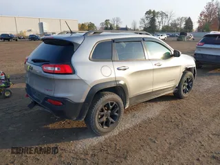 2015 Jeep Cherokee Trailhawk z VIN 1C4PJMBS2FW728961, wystawiony jako IAAI lot #40712830 z przebiegiem 79 299 mil mil oraz . Historia ofert i sprzedaży dostępna na DreamBid. Obrazek 4.
