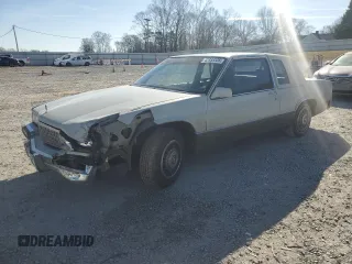 1989 Cadillac DeVille z VIN 1G6CD1153K4366664, wystawiony jako Copart lot #42933335 z przebiegiem 106 251 mil mil oraz Szkoda całkowita • Salvage title. Historia ofert i sprzedaży dostępna na DreamBid. Obrazek 1.