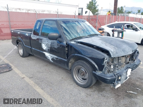 2000 Chevrolet S-10 LS with VIN 1GCCS19W2Y8170281, listed as a IAAI auction lot 41687414 with 186,332 mi miles. Bid and sale history available at carsss.com. Image 1.